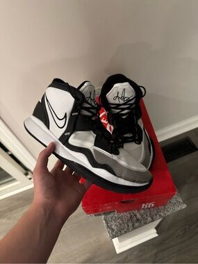Nike Kyrie Infinity TB
White Black